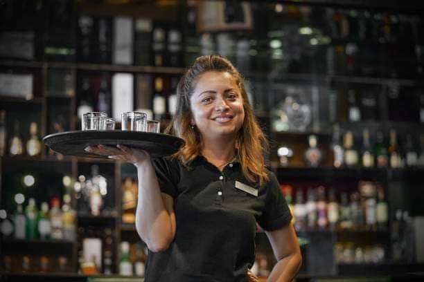 image_annonce serveuse dans un resto bar